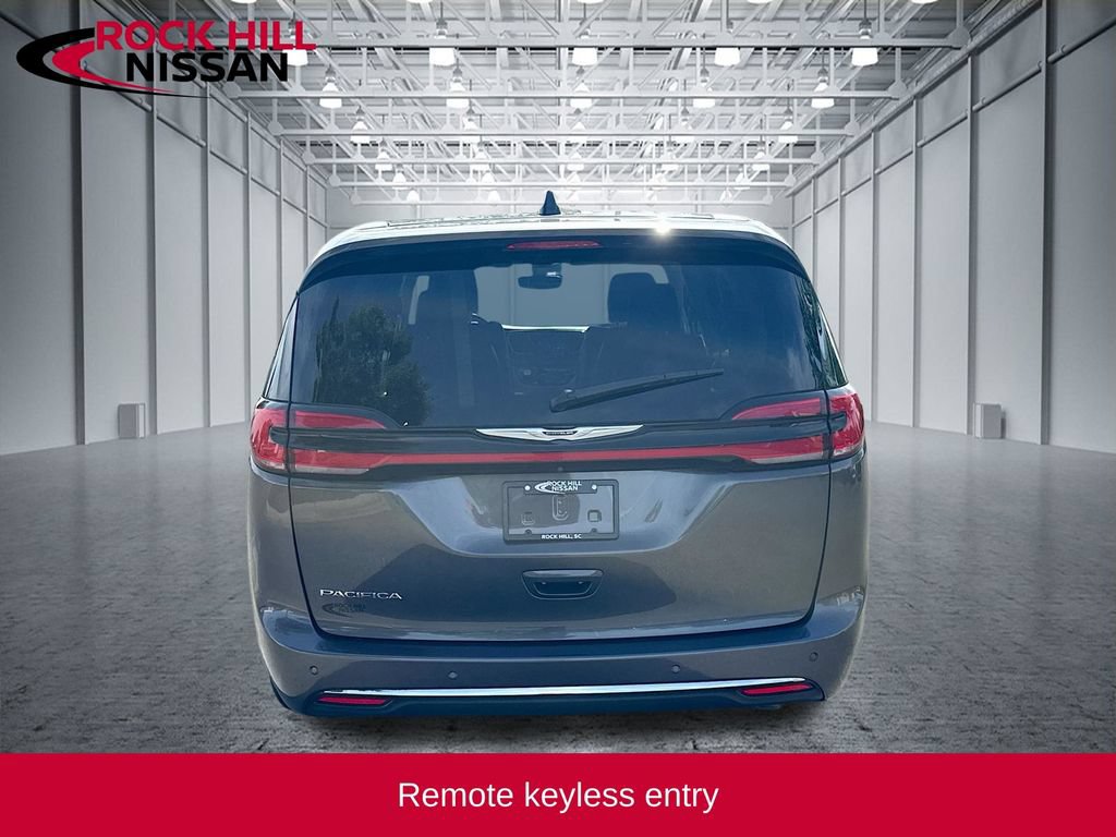 Used 2023 Chrysler Pacifica Touring-L FWD image 6