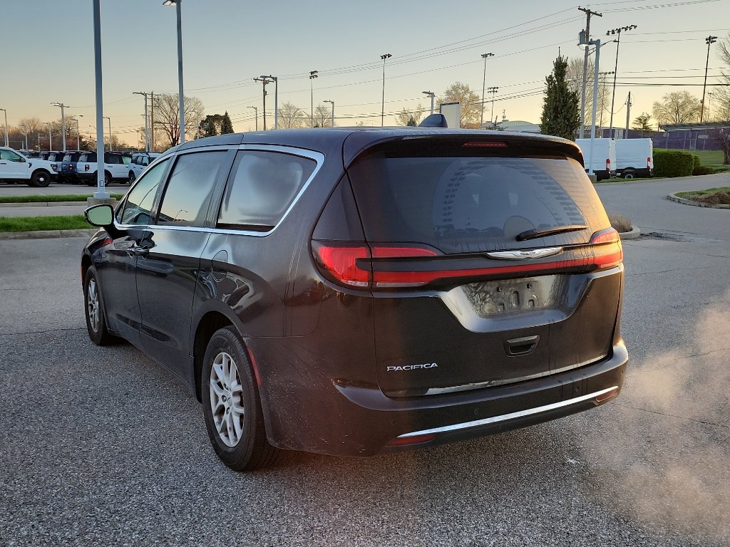 Used 2024 Chrysler Pacifica Touring-L FWD image 5