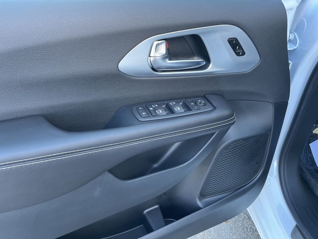 New 2026 Chrysler Pacifica Limited image 13