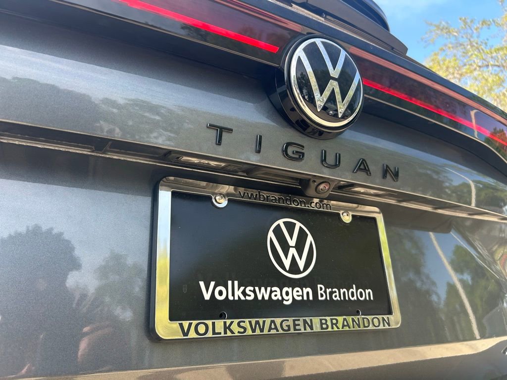 Certified 2025 Volkswagen Tiguan SE R-Line AWD/4WD image 50