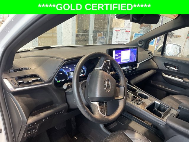 Used 2025 Toyota Sienna Platinum AWD/4WD image 18