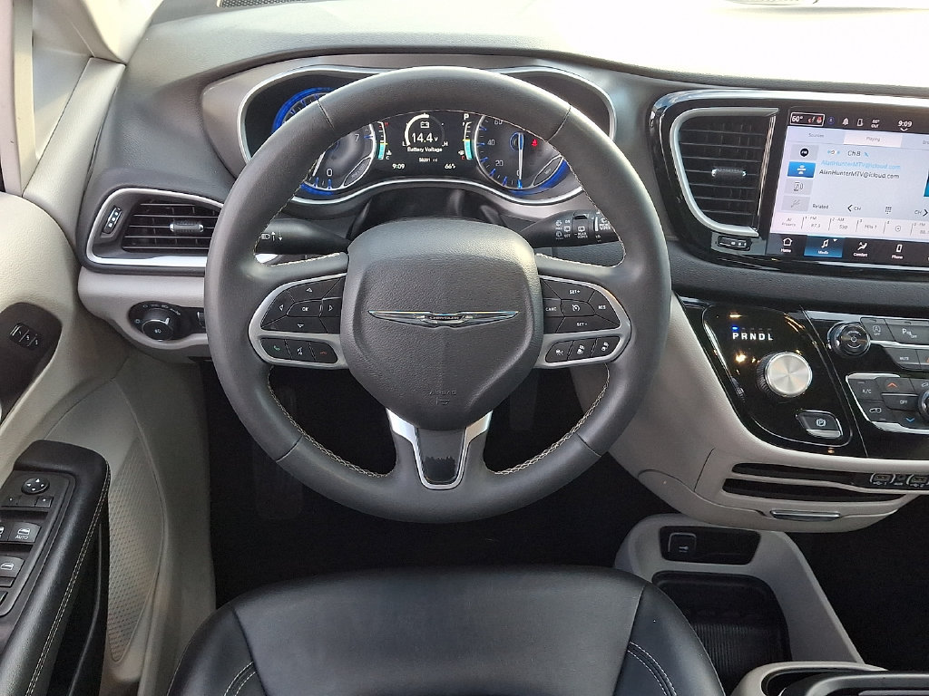 Used 2024 Chrysler Pacifica Touring-L FWD image 11