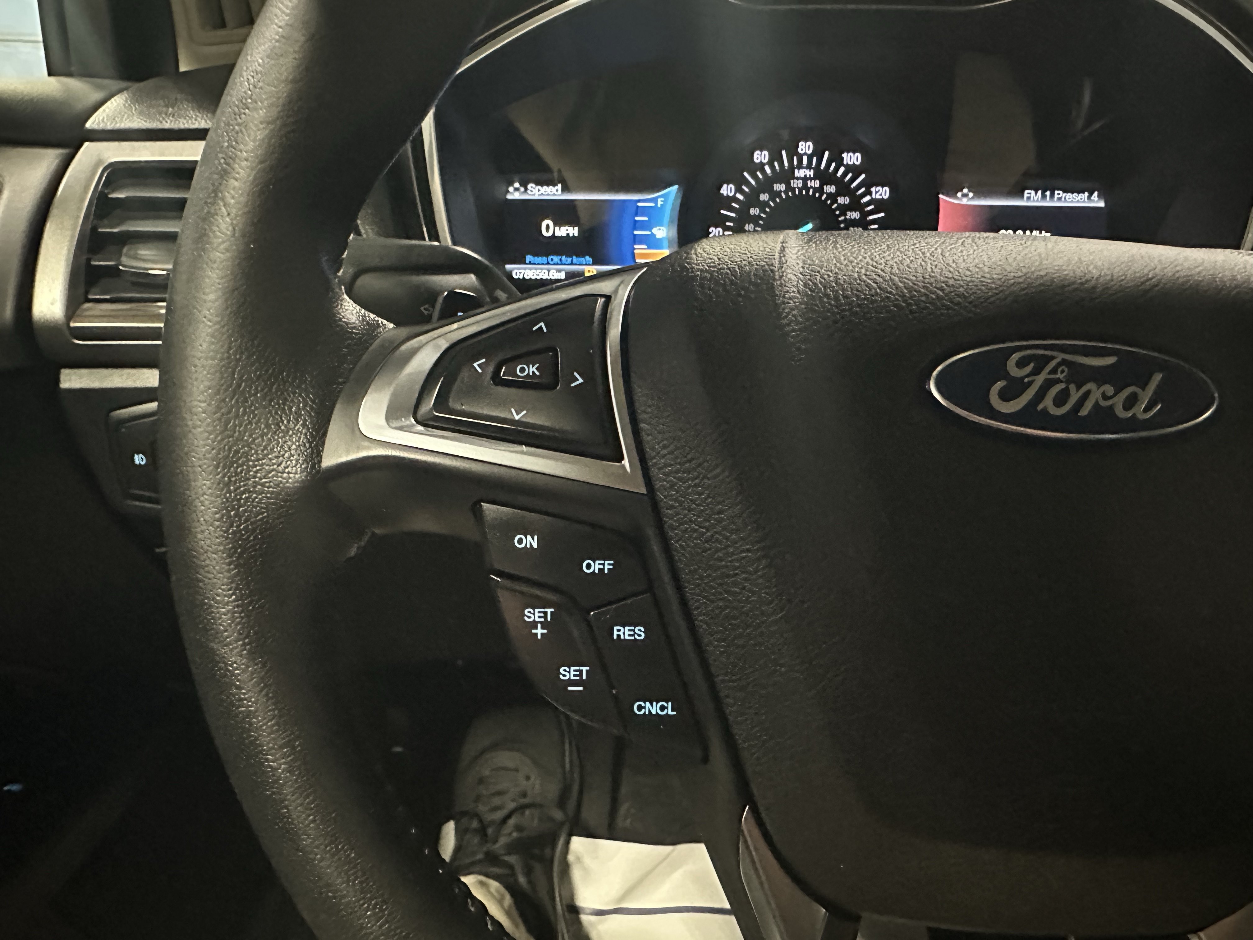 Used 2017 Ford Fusion SE w/ Fusion SE Technology Package FWD image 7
