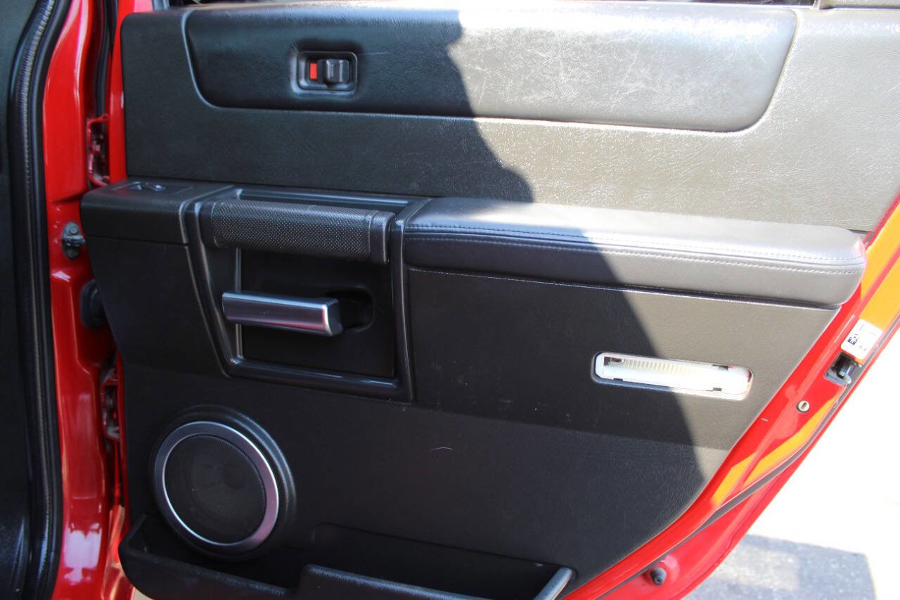 Used 2005 HUMMER H2 SUT w/ Preferred Equipment Group AWD/4WD image 13