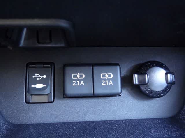 Used 2019 Toyota Highlander LE AWD/4WD image 27