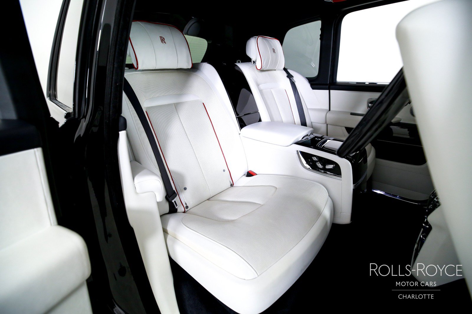 Used 2021 Rolls-Royce Cullinan Black Badge AWD/4WD image 31