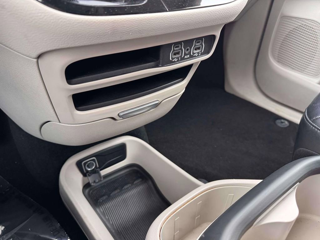 Used 2023 Chrysler Pacifica Touring-L image 22