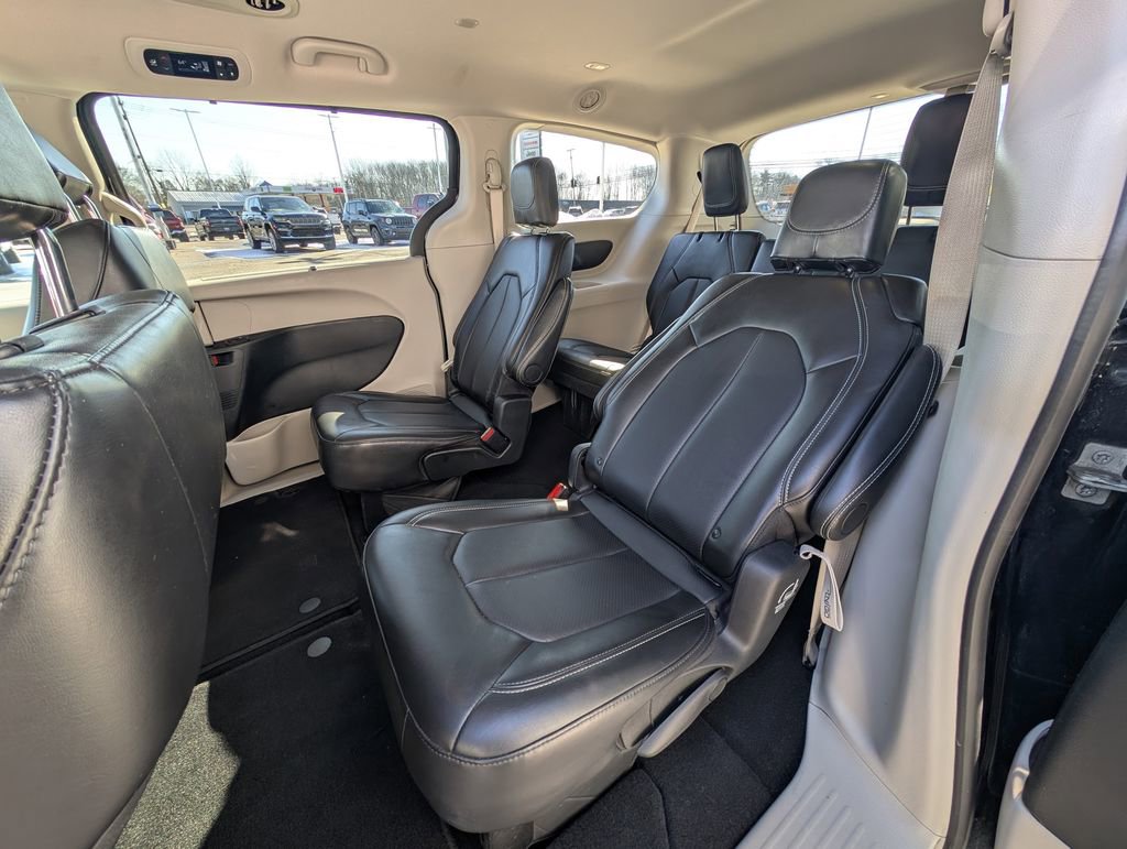 Used 2024 Chrysler Pacifica Touring-L FWD image 18