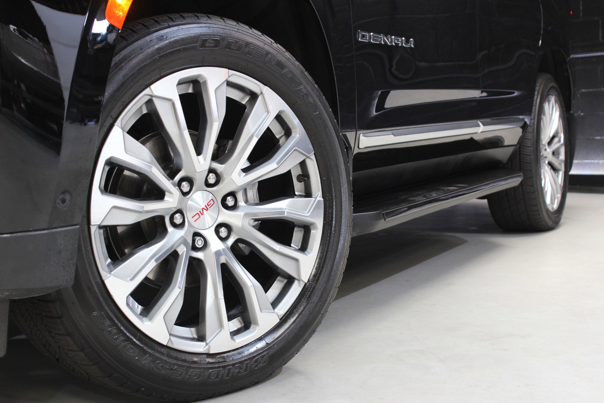 Used 2023 GMC Yukon Denali w/ Advanced Technology Package image 12