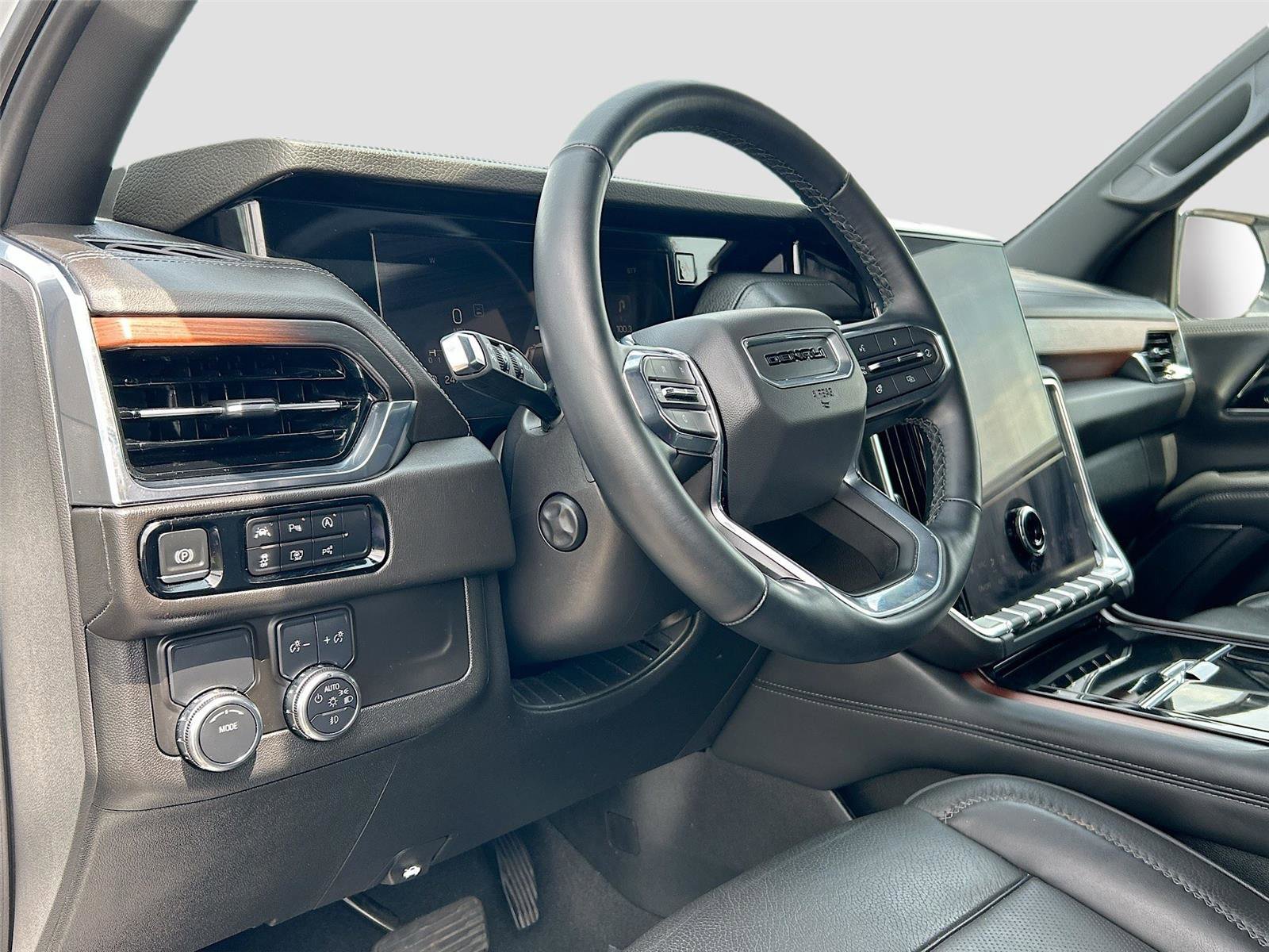 Used 2025 GMC Yukon Denali RWD image 9