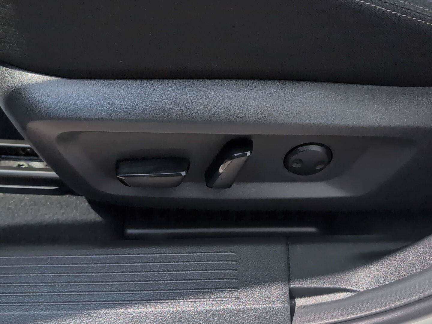 Used 2023 Nissan Rogue SV AWD/4WD image 19