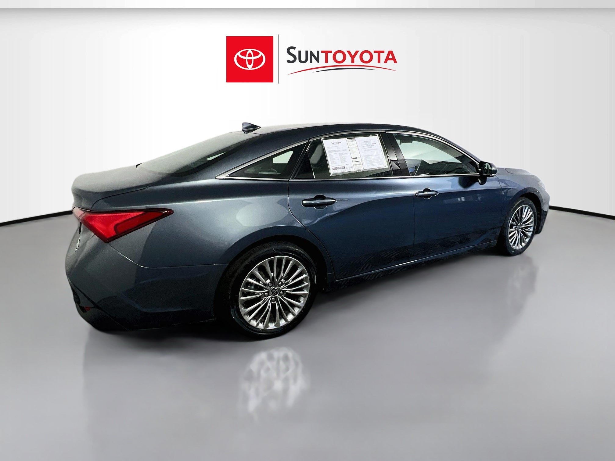 Used 2022 Toyota Avalon Limited w/ Advanced Safety Package FWD image 4