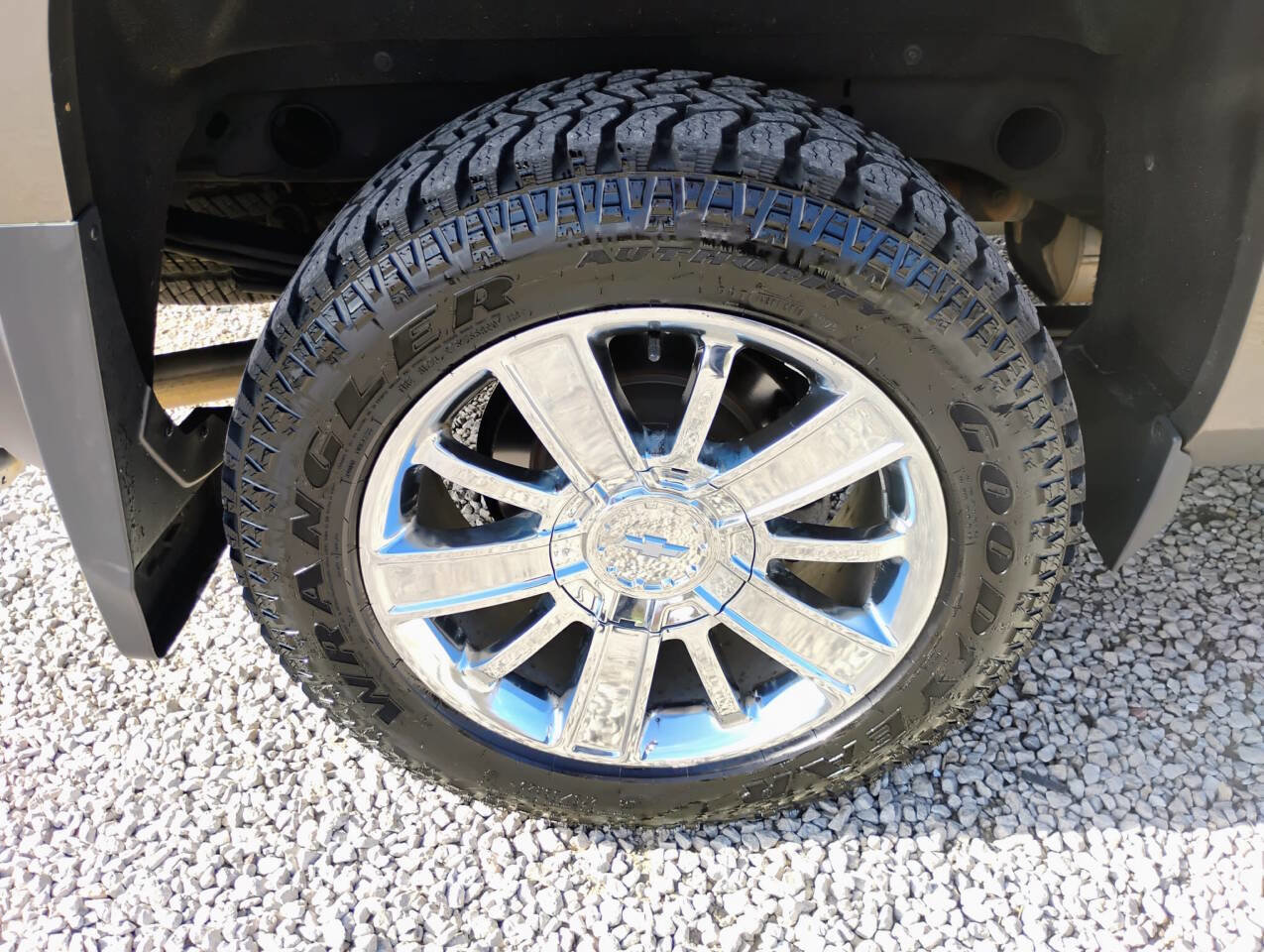Used 2015 Chevrolet Silverado 1500 High Country w/ High Country Premium Package AWD/4WD image 7