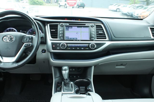 Used 2017 Toyota Highlander Limited AWD/4WD image 18