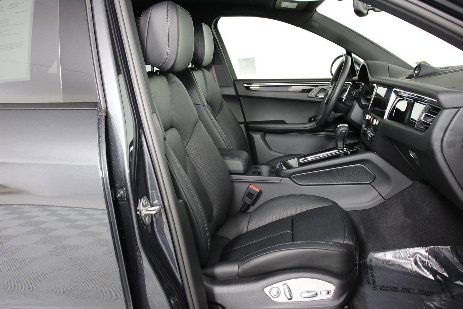 Certified 2025 Porsche Macan image 31