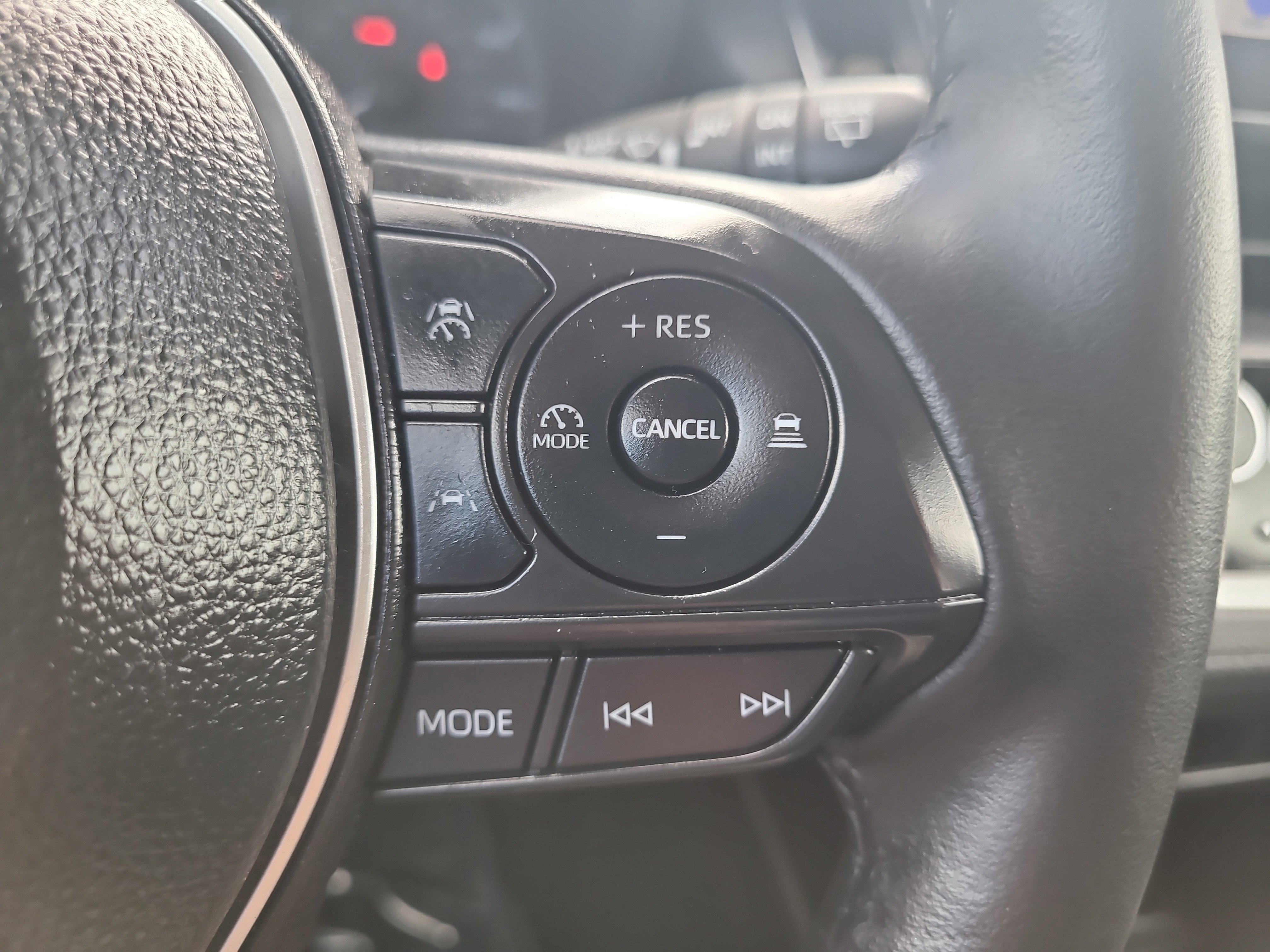 Used 2025 Toyota Corolla Cross LE image 30