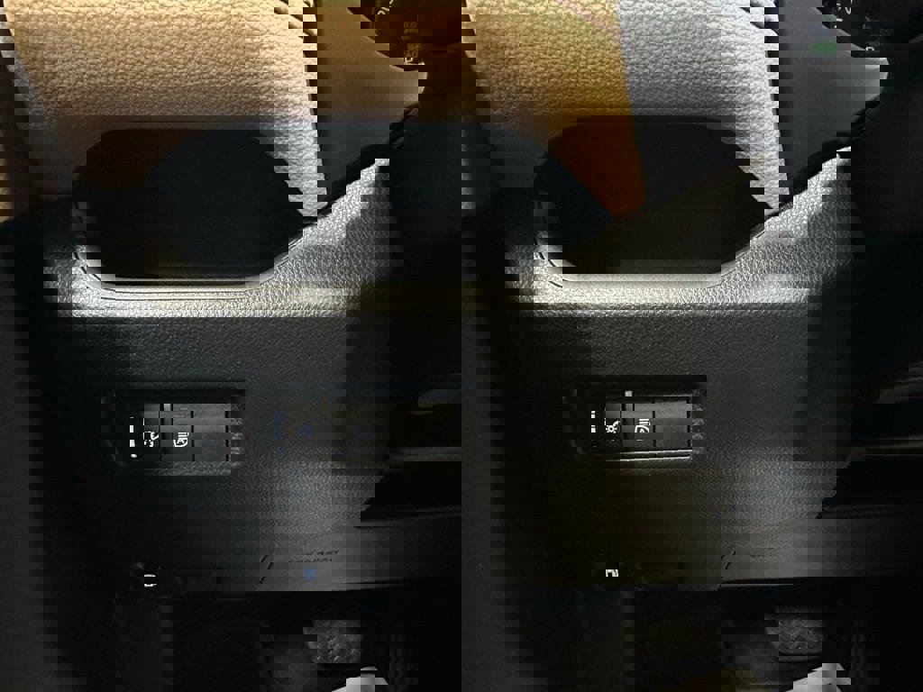 Used 2025 Toyota RAV4 XLE image 17