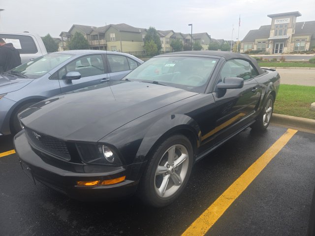 Used 2008 Ford Mustang Convertible RWD image 3