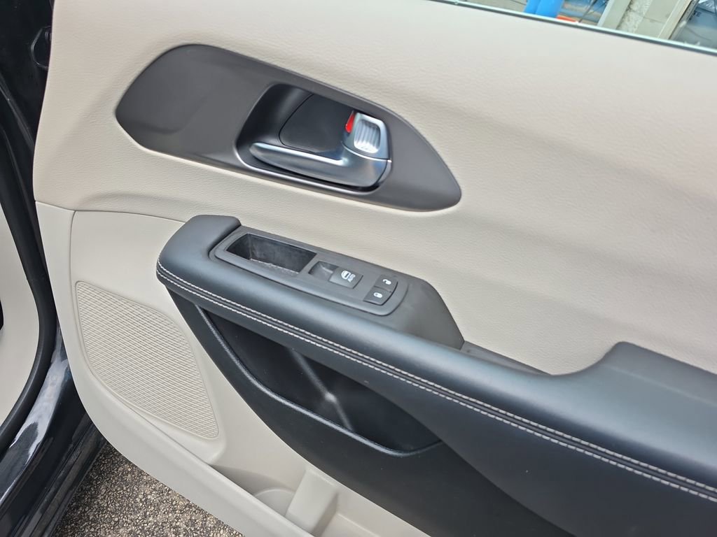 Used 2023 Chrysler Pacifica Touring-L FWD image 21