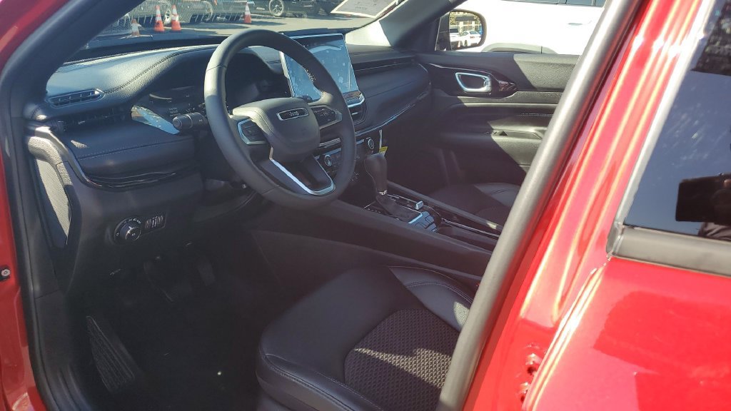 Used 2026 Jeep Compass Latitude AWD/4WD image 19