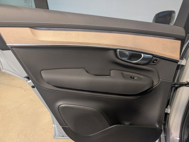 Used 2025 Volvo XC90 B6 Plus image 23