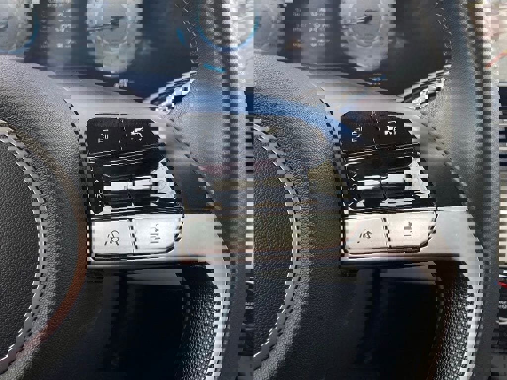 Used 2025 Hyundai Elantra Limited image 17