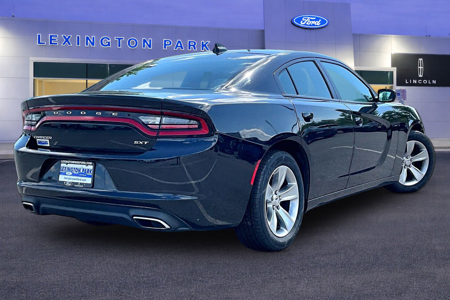 Used 2017 Dodge Charger SXT RWD image 5