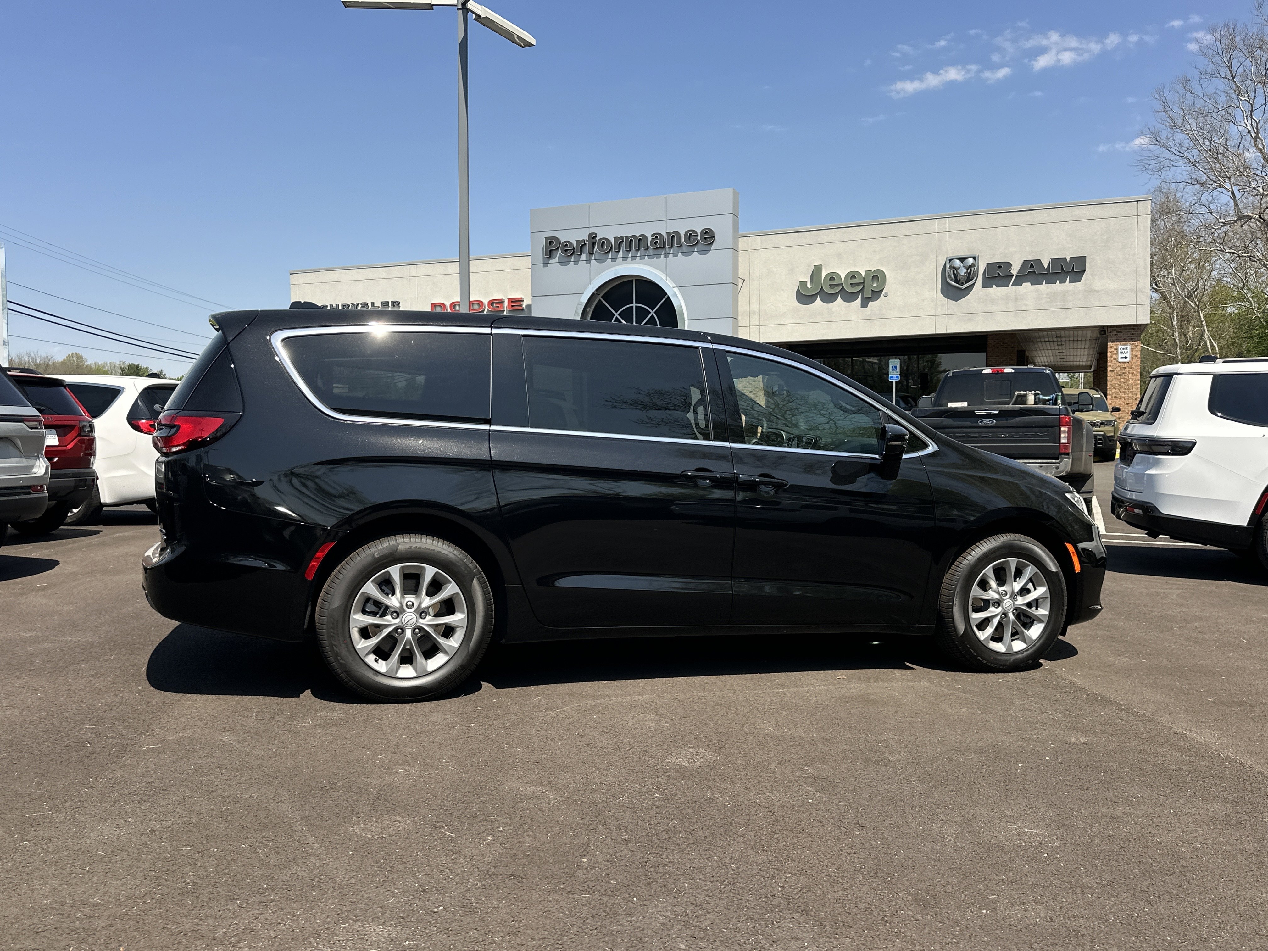 New 2026 Chrysler Pacifica Limited w/ Trailer Tow Group AWD/4WD image 17