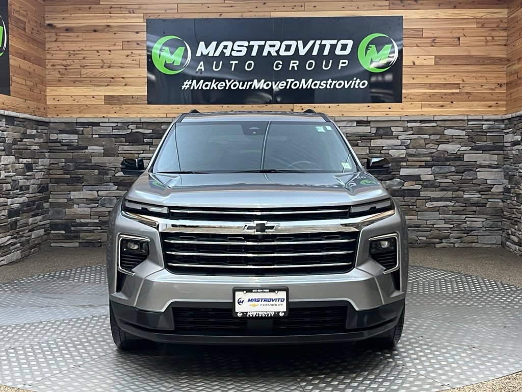Used 2025 Chevrolet Traverse LT w/ Driver Confidence Package AWD/4WD image 3