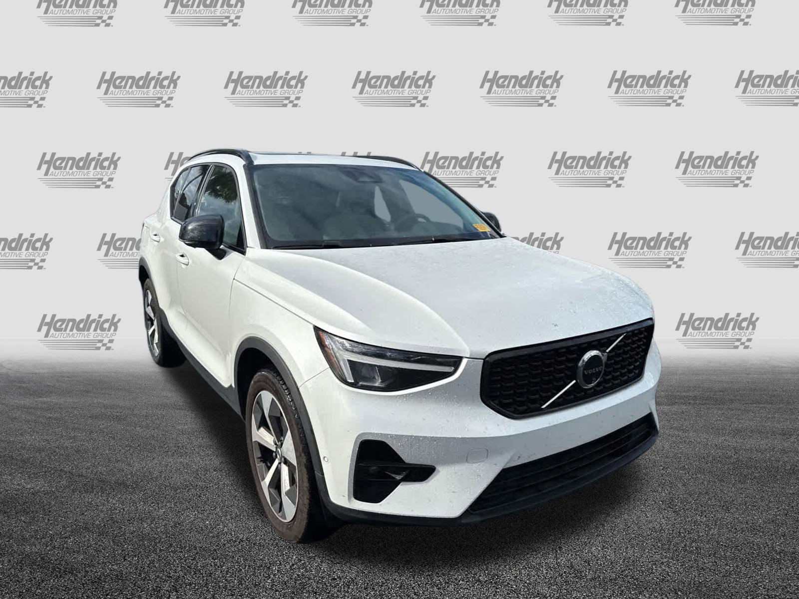 Certified 2025 Volvo XC40 B5 Plus AWD/4WD image 3