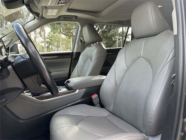 Used 2023 Toyota Highlander Limited image 13
