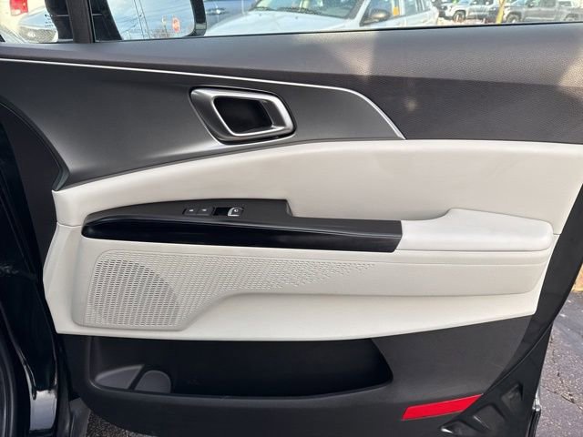 Used 2023 Kia Carnival LX image 43