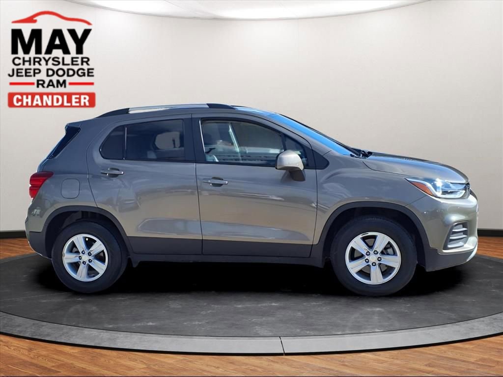 Used 2022 Chevrolet Trax LT w/ LT Convenience Package image 2