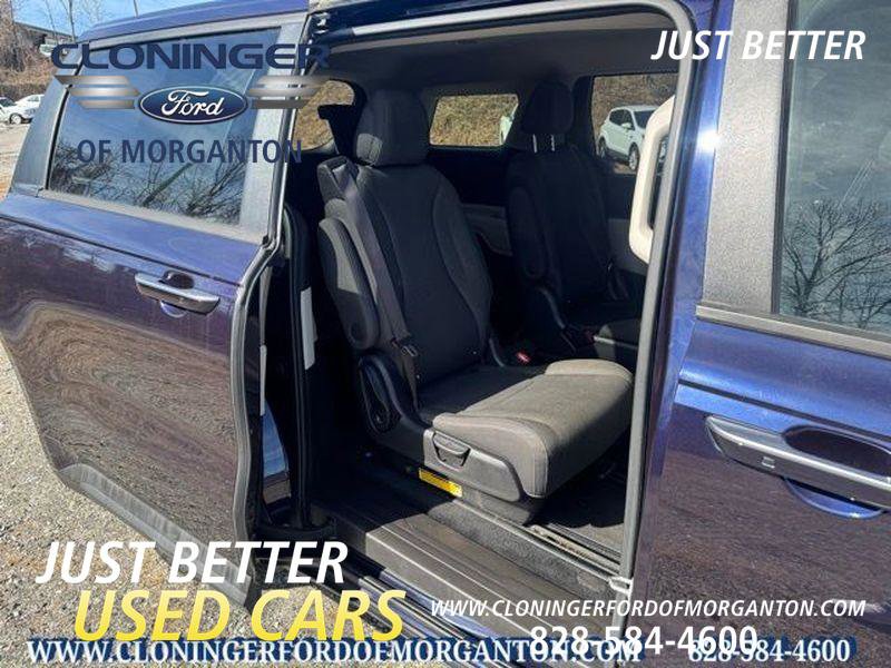 Used 2023 Kia Carnival LX image 14