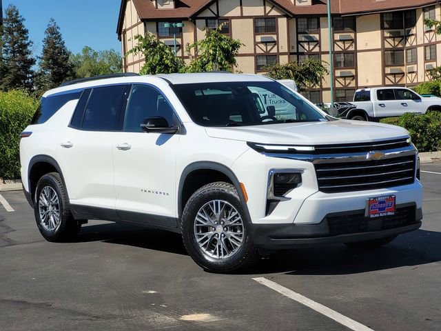 Used 2024 Chevrolet Traverse LT FWD image 2