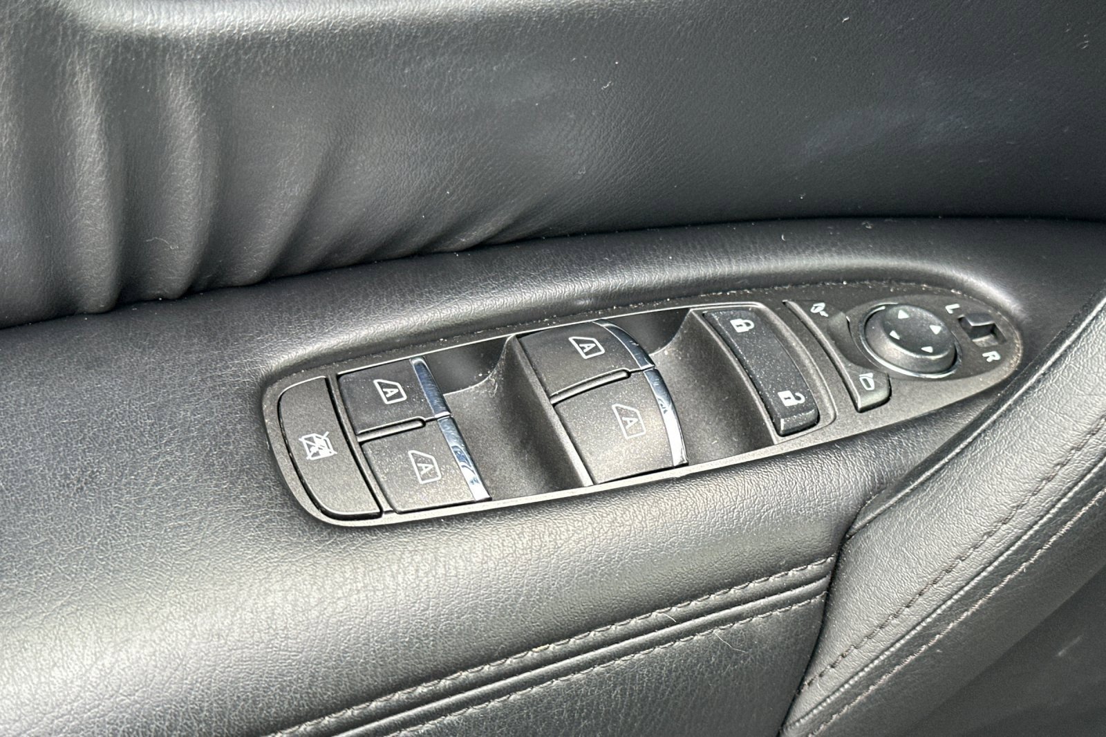 Used 2022 Nissan Armada SL w/ Captain's Chairs Package image 12