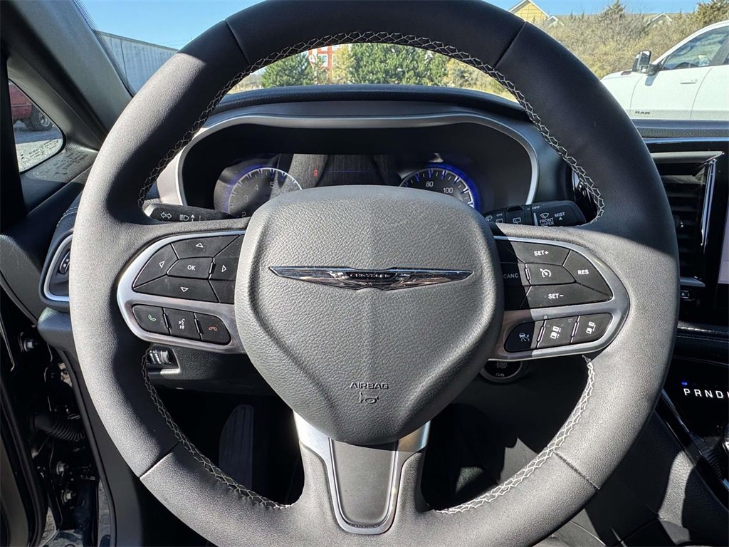 Used 2025 Chrysler Pacifica Select image 17