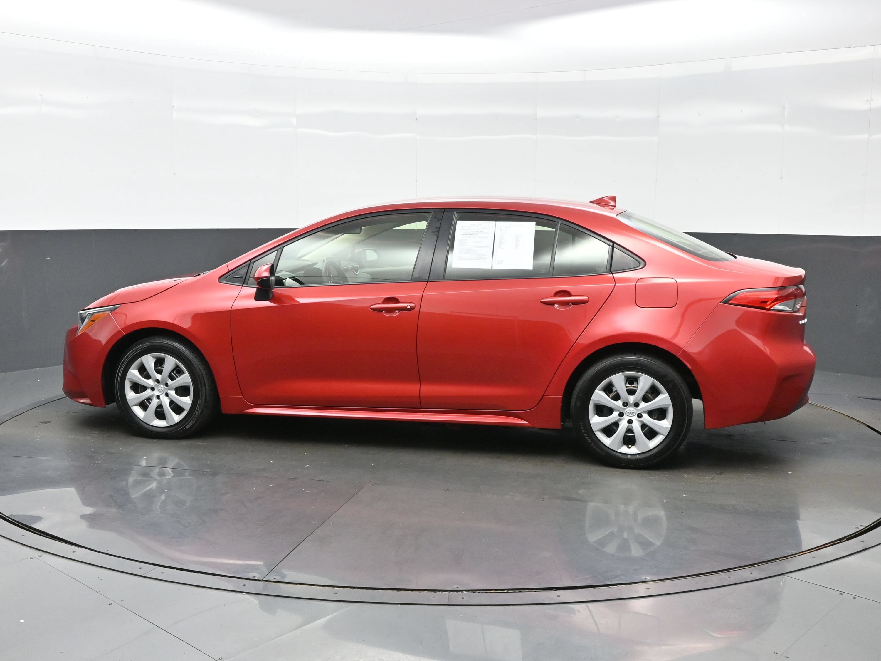 Used 2021 Toyota Corolla LE FWD image 3