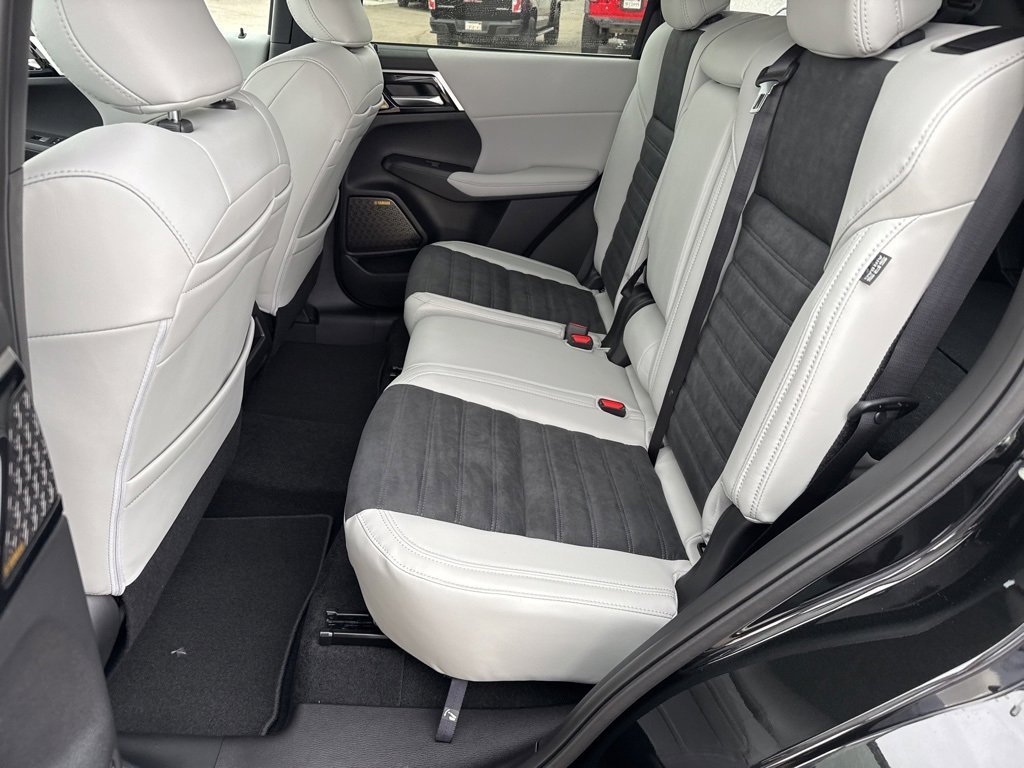 New 2025 Mitsubishi Outlander SE image 24