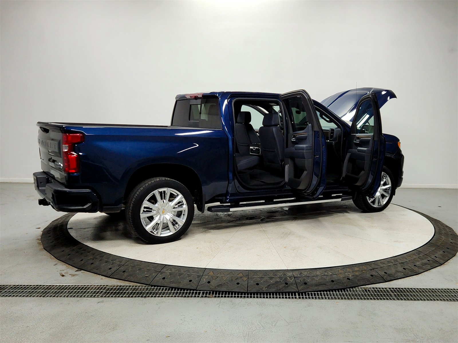 Used 2023 Chevrolet Silverado 1500 High Country w/ Technology Package image 15