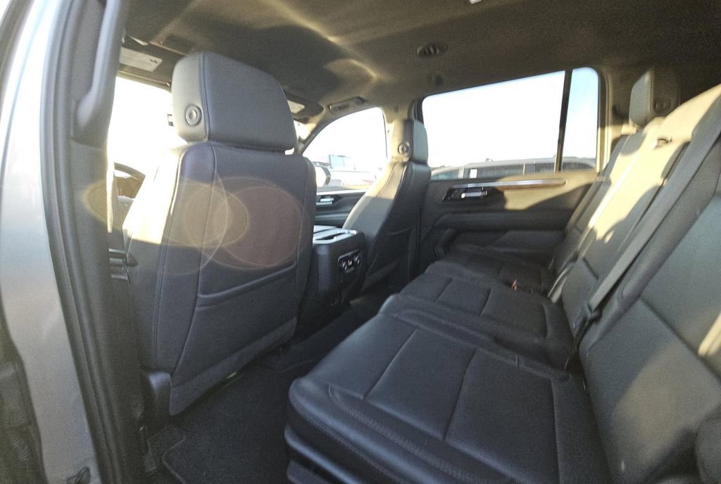 Used 2025 Chevrolet Suburban Z71 AWD/4WD image 6