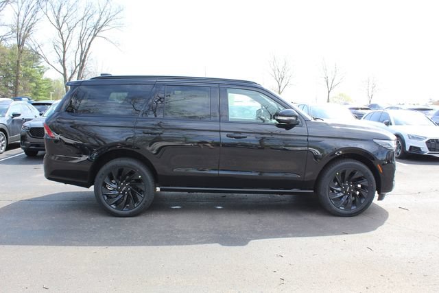 New 2026 Lincoln Navigator Reserve w/ Jet Appearance Package AWD/4WD image 2