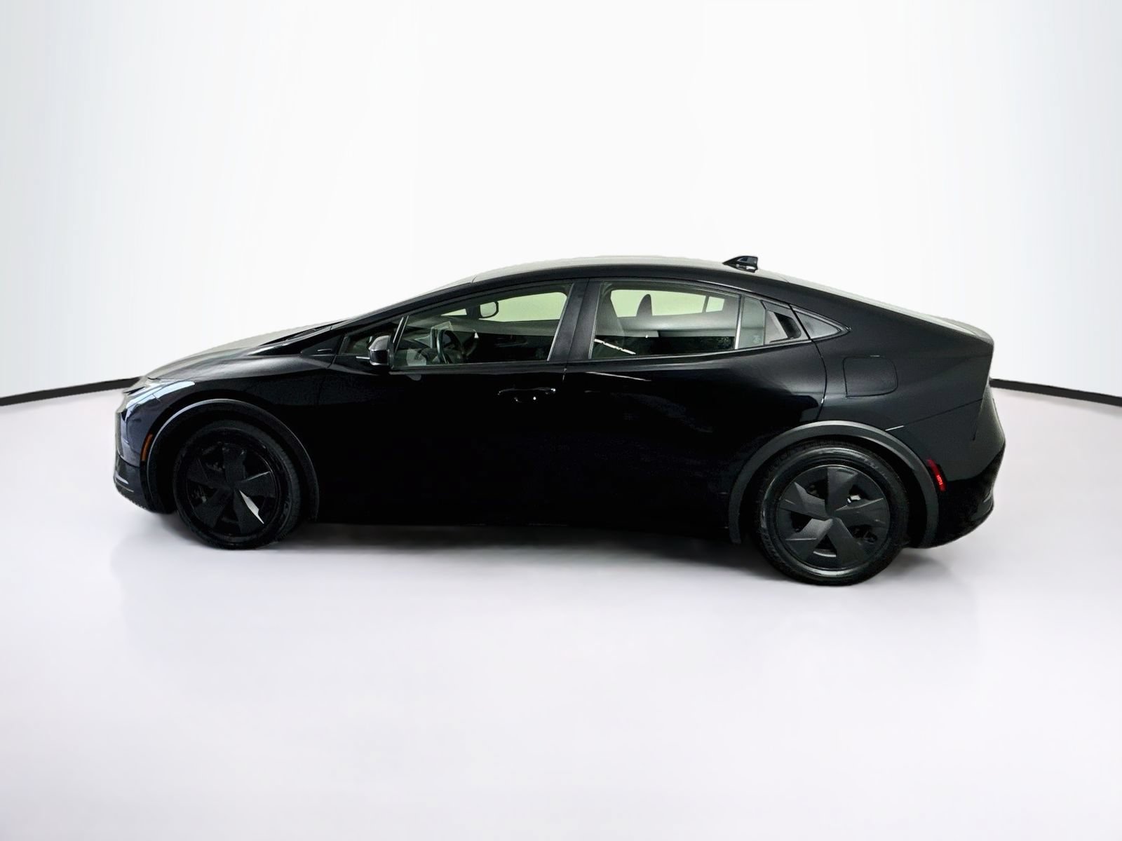 Certified 2025 Toyota Prius LE FWD image 4