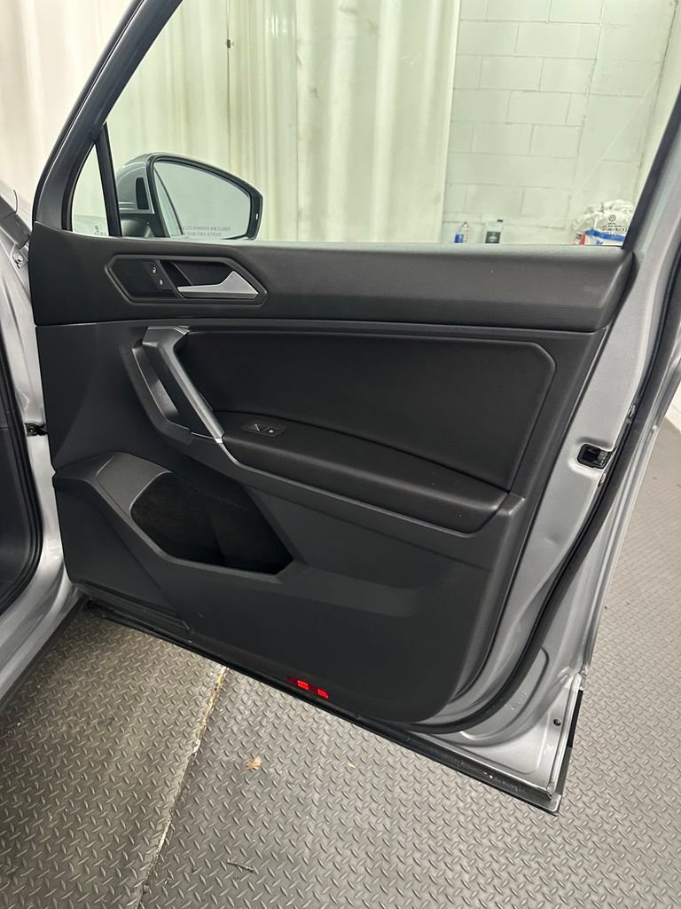 Used 2020 Volkswagen Tiguan SE w/ 3rd Row Seat Package AWD/4WD image 34