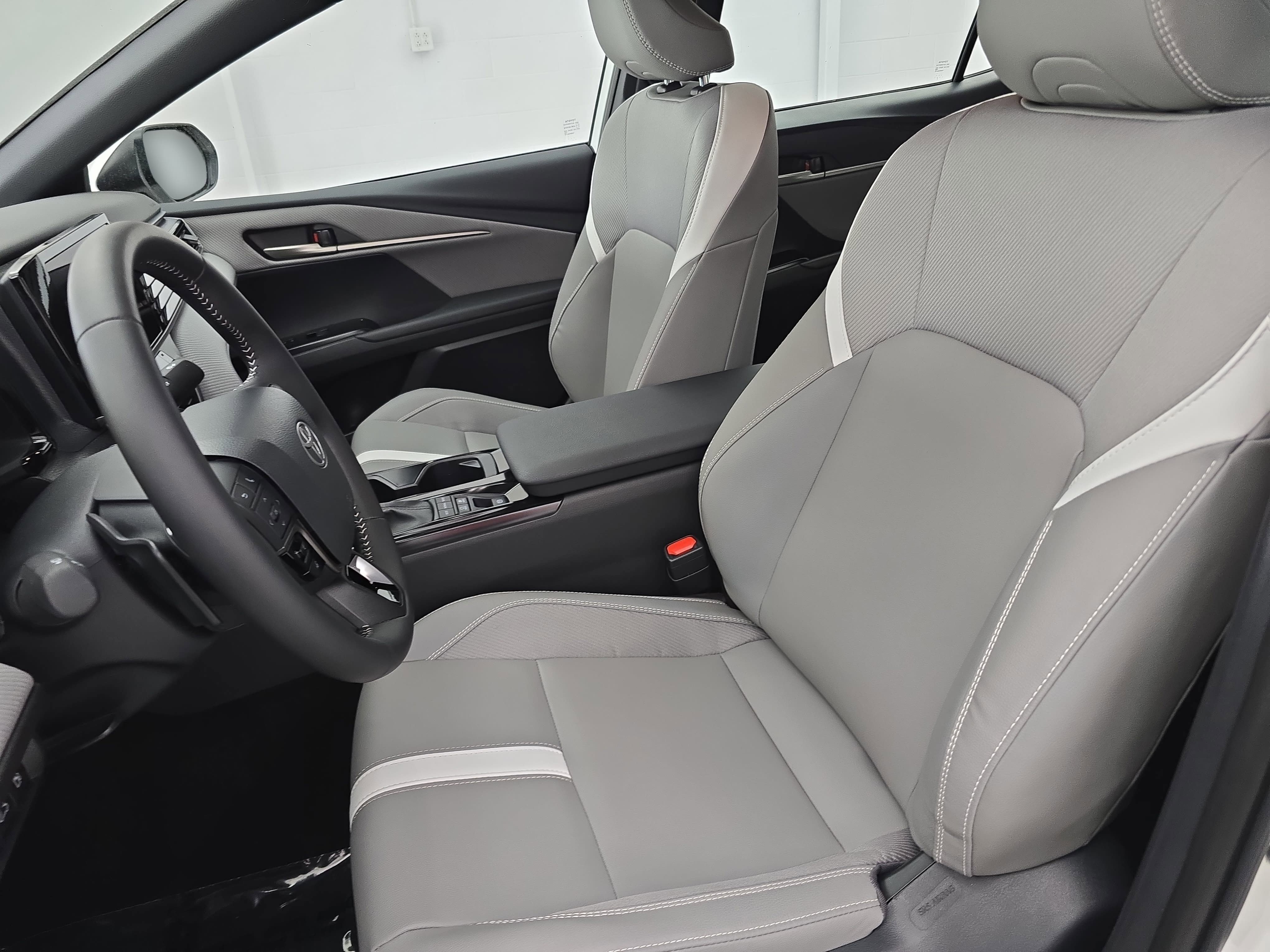 Used 2025 Toyota Camry SE w/ Convenience Package FWD image 14