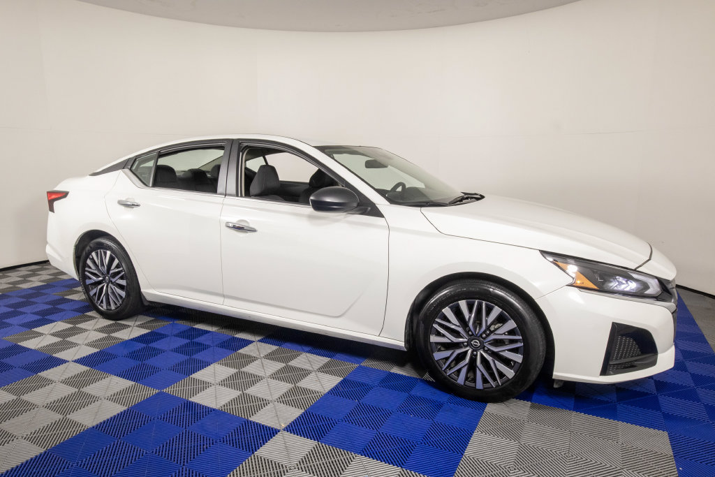 Used 2025 Nissan Altima 2.5 SV FWD image 4