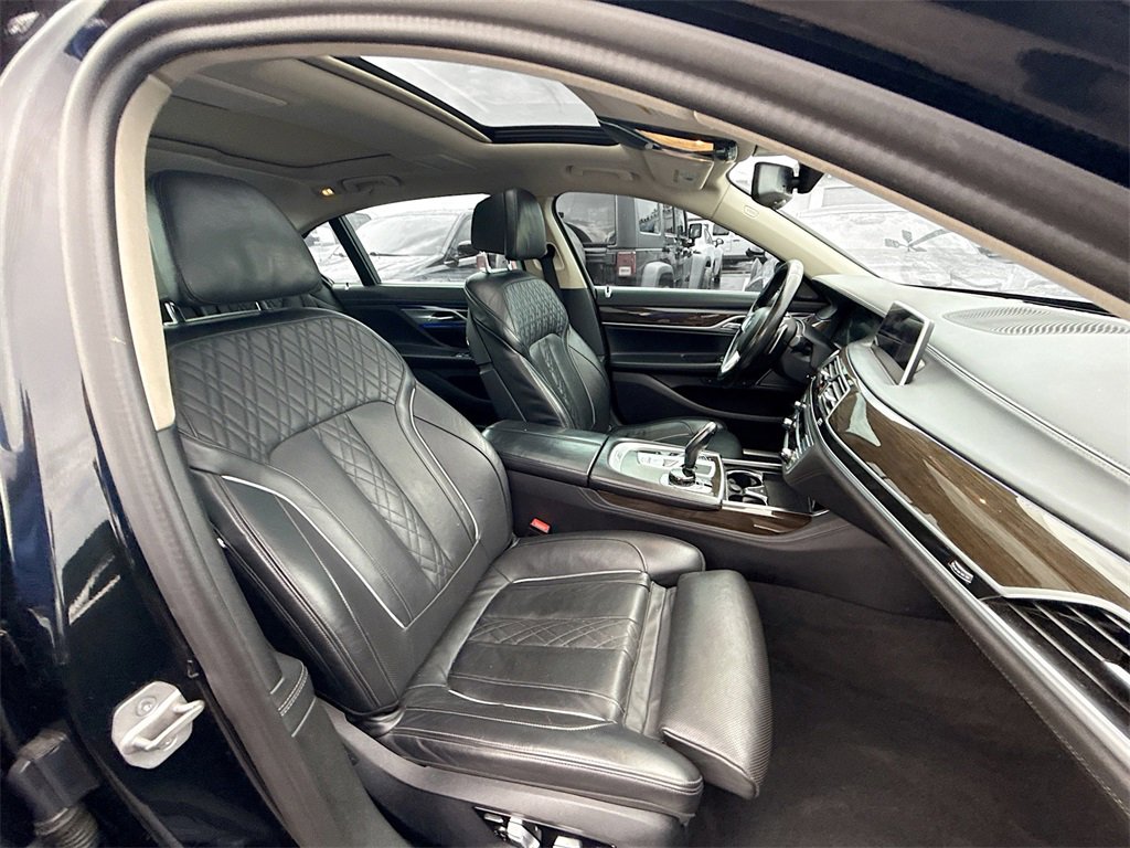 Used 2022 BMW 750i xDrive w/ Executive Package image 33