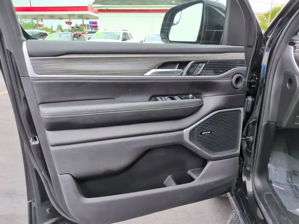 Used 2023 Jeep Wagoneer Series III w/ Preferred Equipment Group AWD/4WD image 19