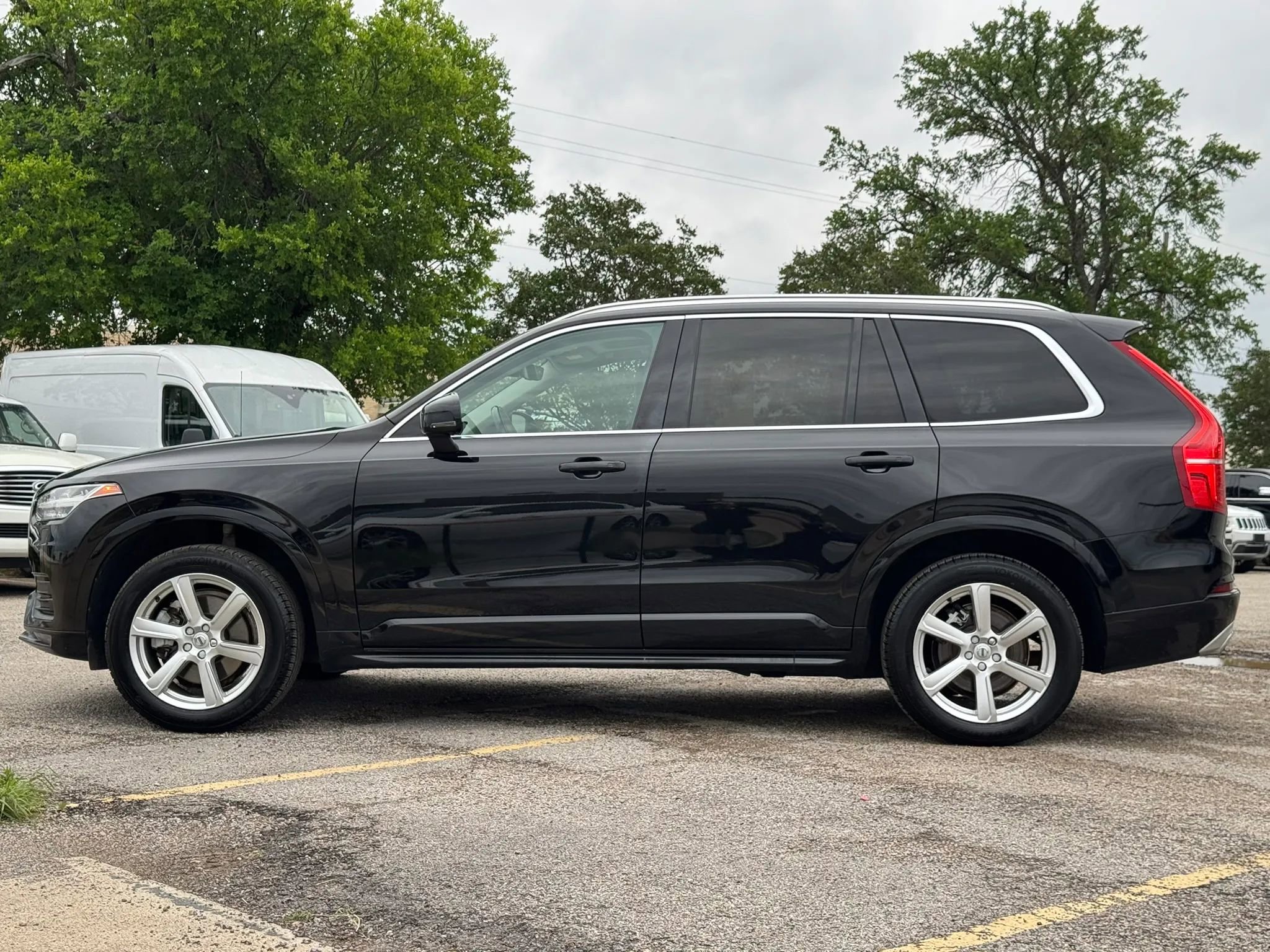 Used 2021 Volvo XC90 T5 Momentum w/ Climate Package FWD image 3