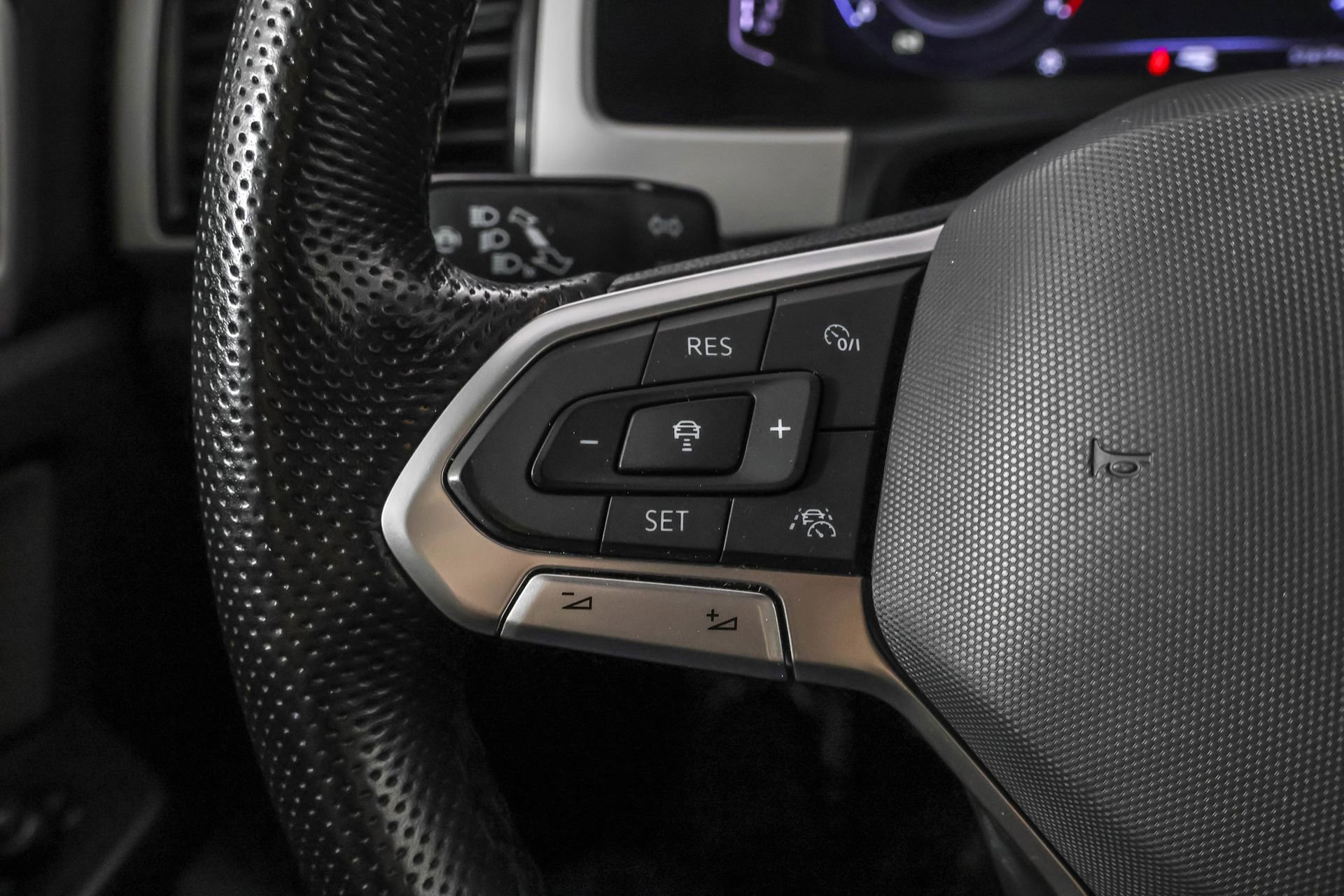 Used 2022 Volkswagen Atlas Cross Sport SEL Premium R-Line image 29